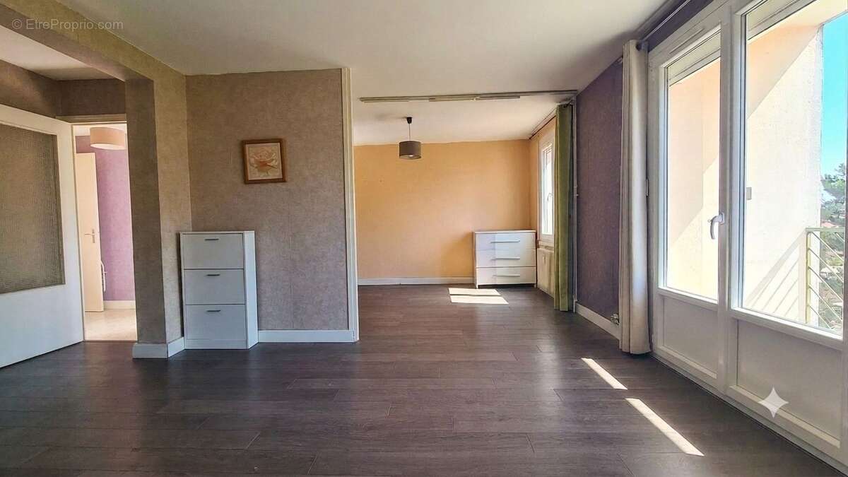 Appartement T4 - CHARNAY LES MACON - Ascenseur, balcons, place privative et cave - photo 6