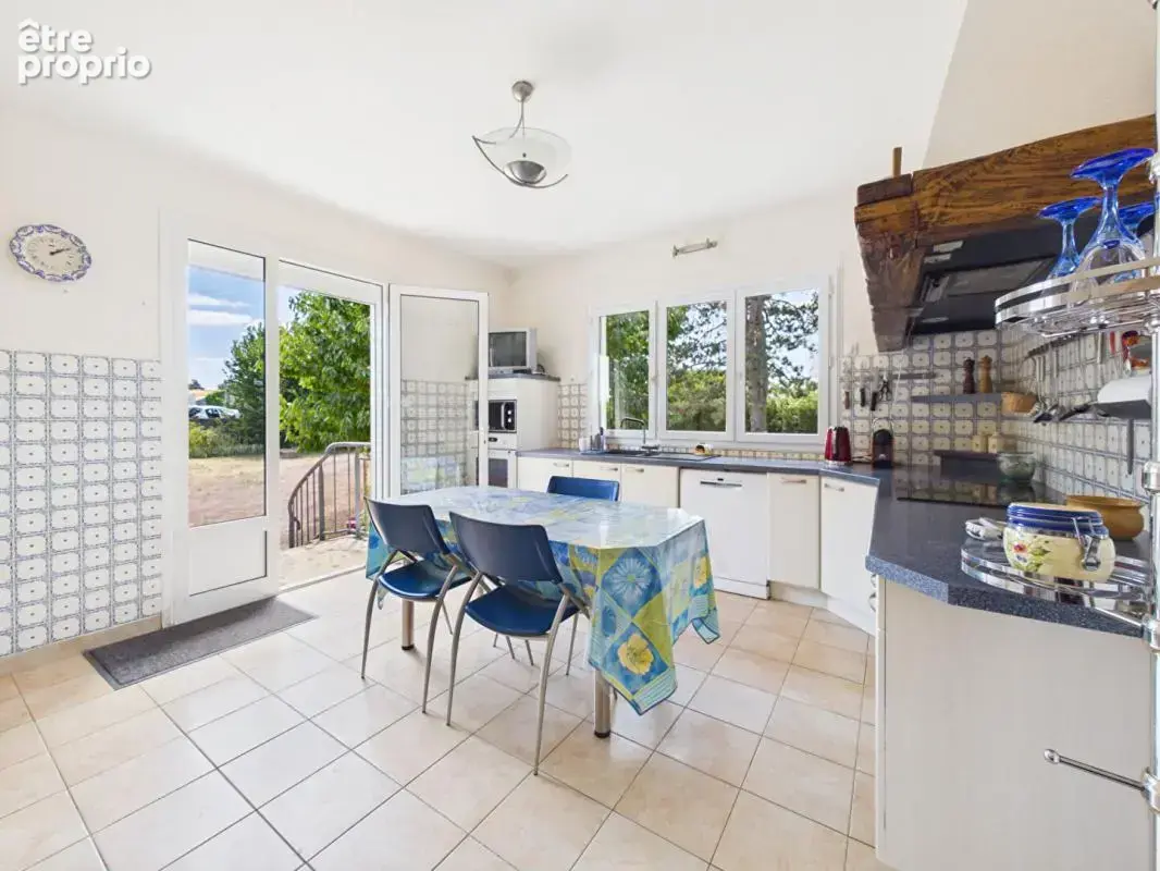 Maison de 179 m2 à Loudun , 5 chambres, grand jardin arboré, garage, vaste sous sol - photo 5