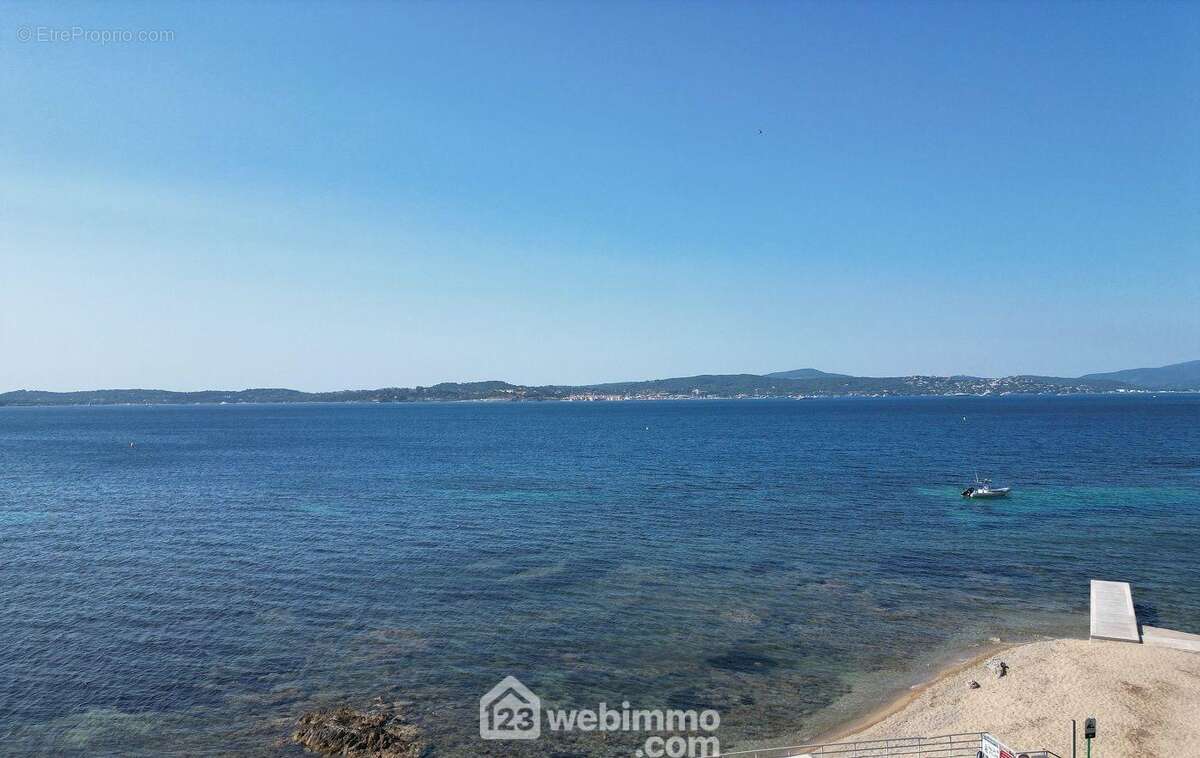 Face à Saint-Tropez, une vue à couper le souffle sur les eaux limpides du Golfe, entre ciel et mer. - Appartement à SAINTE-MAXIME