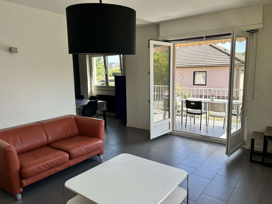 Vaste 4 pièces rénové idéalement situé dans petite résidence au calme - photo 2