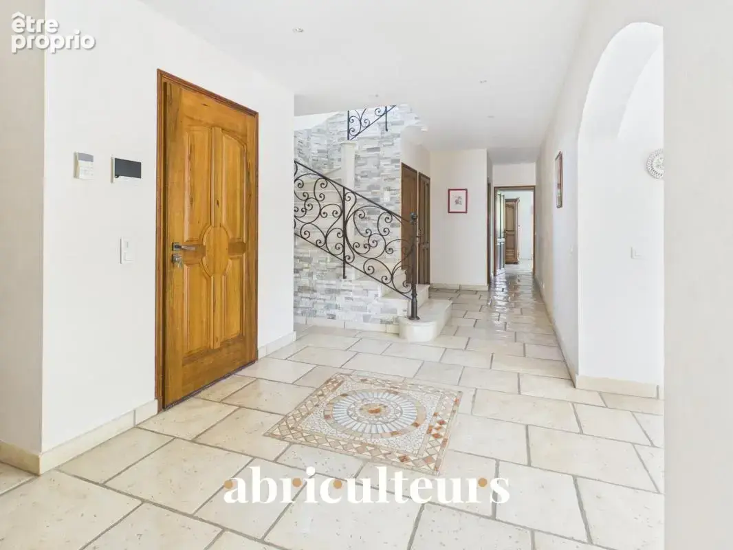 Élégante villa familiale de 250 m² en vente sur Montauroux (83440) - photo 11