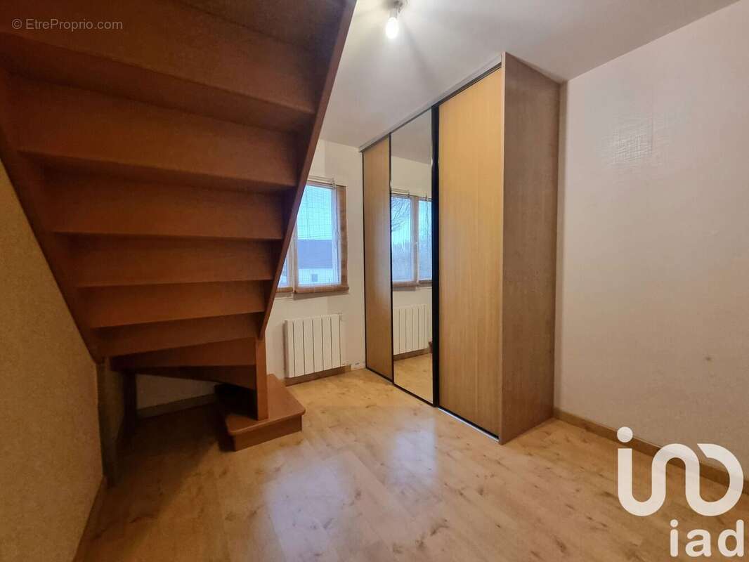 Maison 147 m² à La Chapelle-Saint-Laud  - photo 9