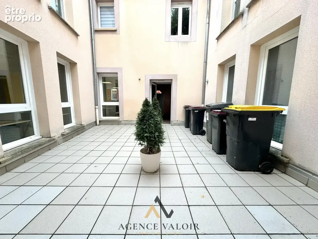 Local commercial TBE 215m2, double entrée, séparable - photo 7