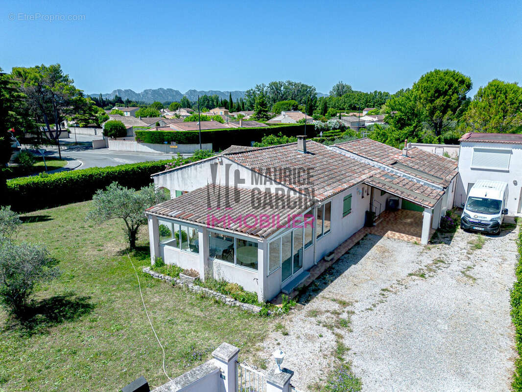 ACHAT VENTE MAISON PLAIN PIED 3 CHAMBRES MOLLEGES ALPILLES PISCINE JARDIN MAURICE GARCIN FLORENE TOLEDO - Maison à MOLLEGES