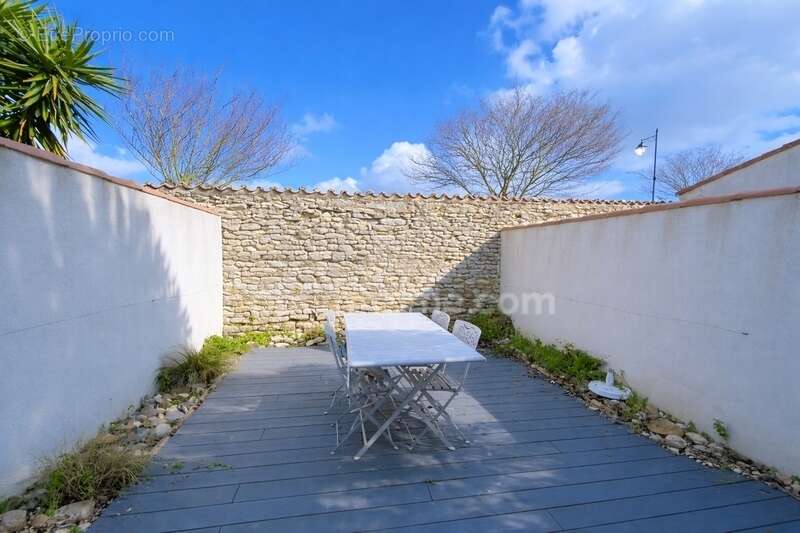 Appartement  avec extérieur clos de murs  au port de st martin de ré - photo 13