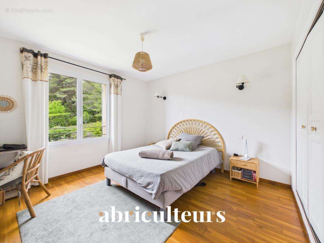 Prestigieuse maison T8 de 233m² sur un terrain de 6700m² avec piscine à Rognes 13840 - photo 20