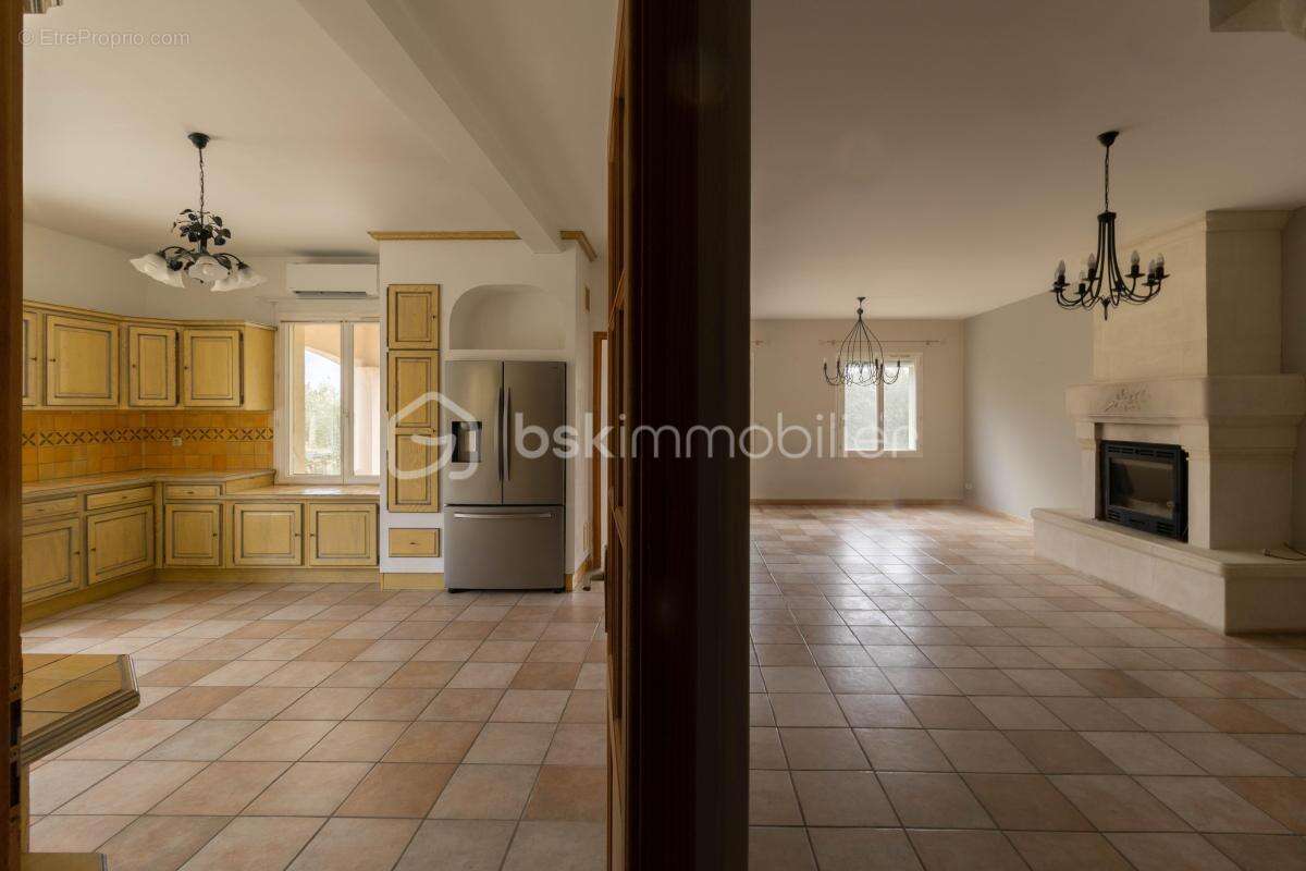 Belle villa de plain-pied avec annexes et piscine - photo 13