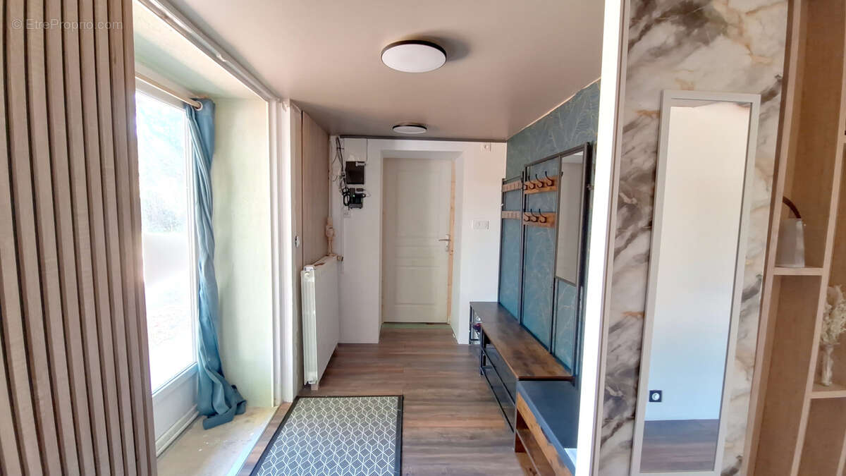 Maison en pierre rénovée avec dépendances et fort potentiel - photo 4