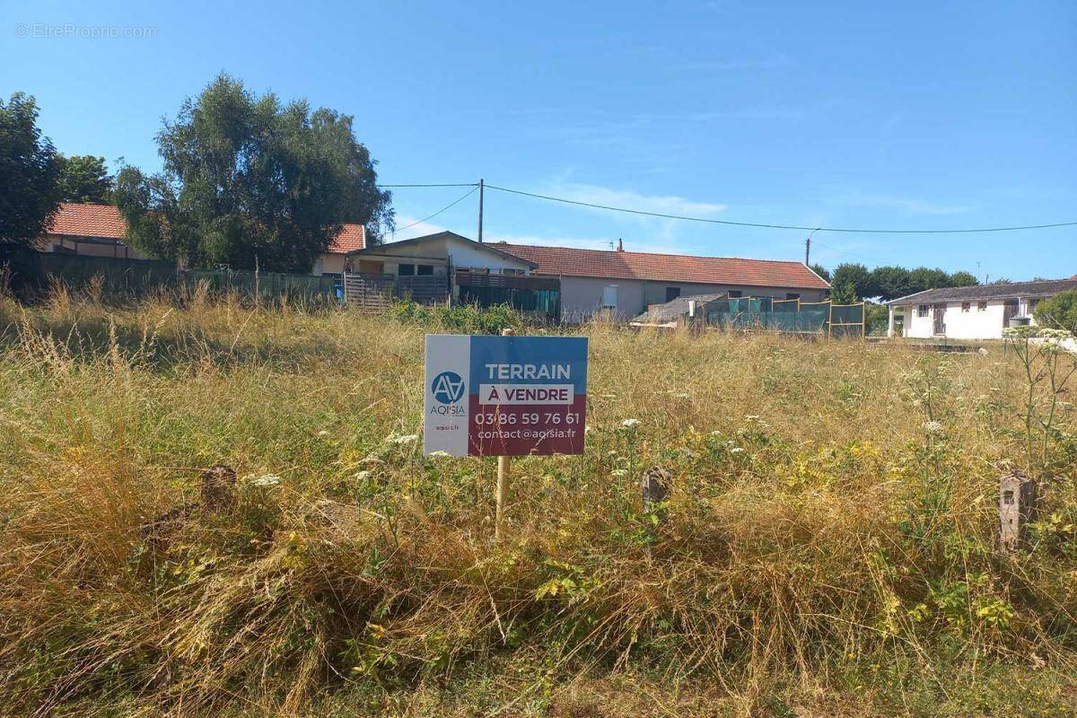 Terrain à PERRECY-LES-FORGES