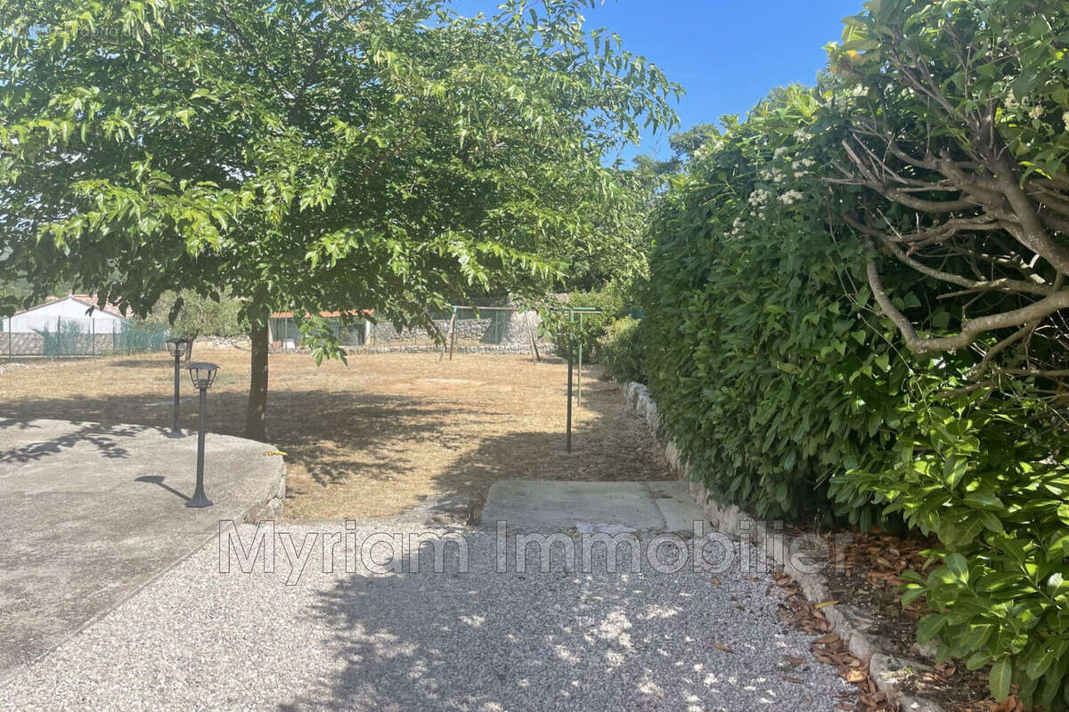 Maison à SAINT-CEZAIRE-SUR-SIAGNE