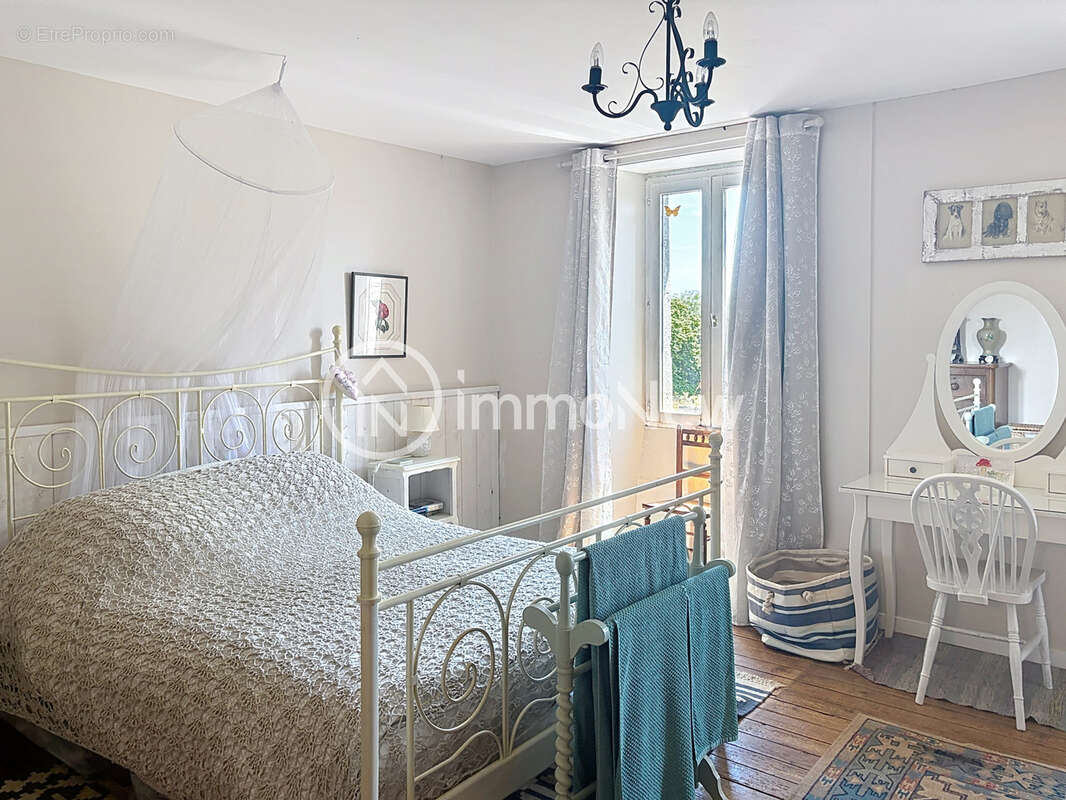 Belle maison de pierre de 1834 de 200 m2  sur un terrain de 3552 m2 sans vis a vis - photo 10