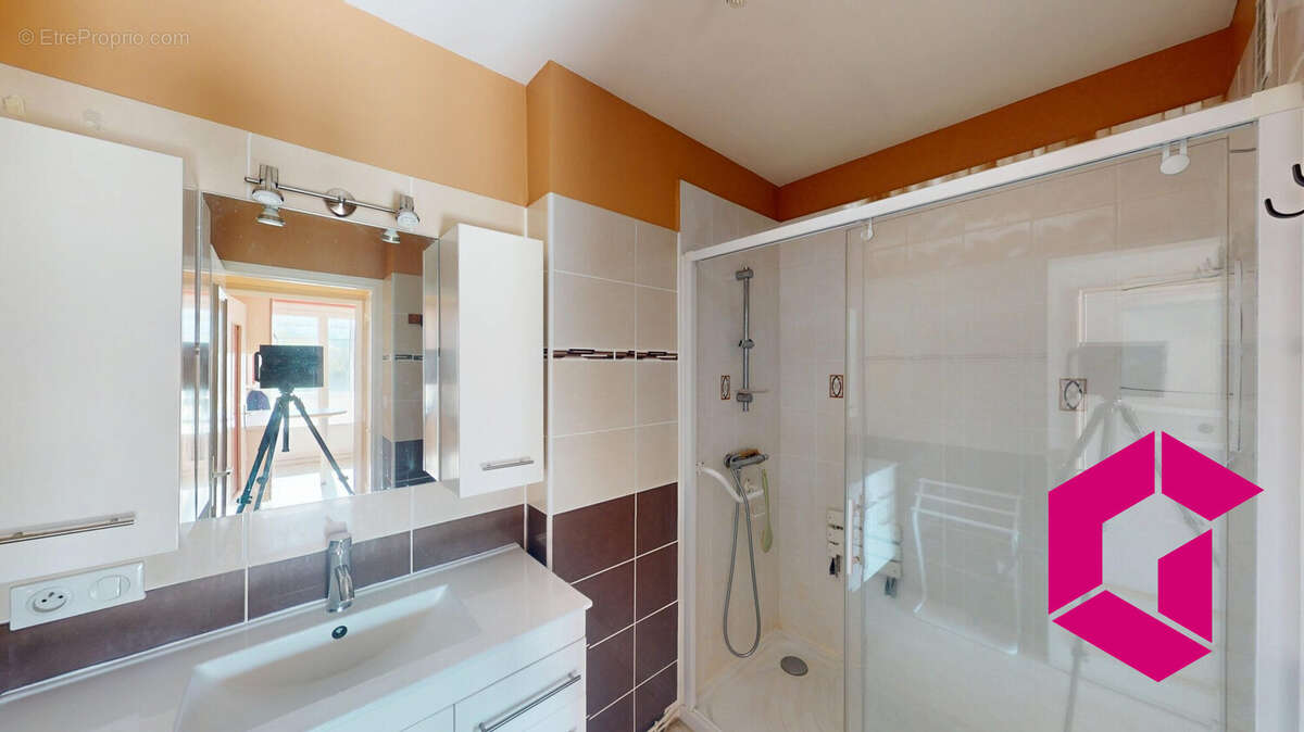 Appartement à LE CHAMBON-FEUGEROLLES