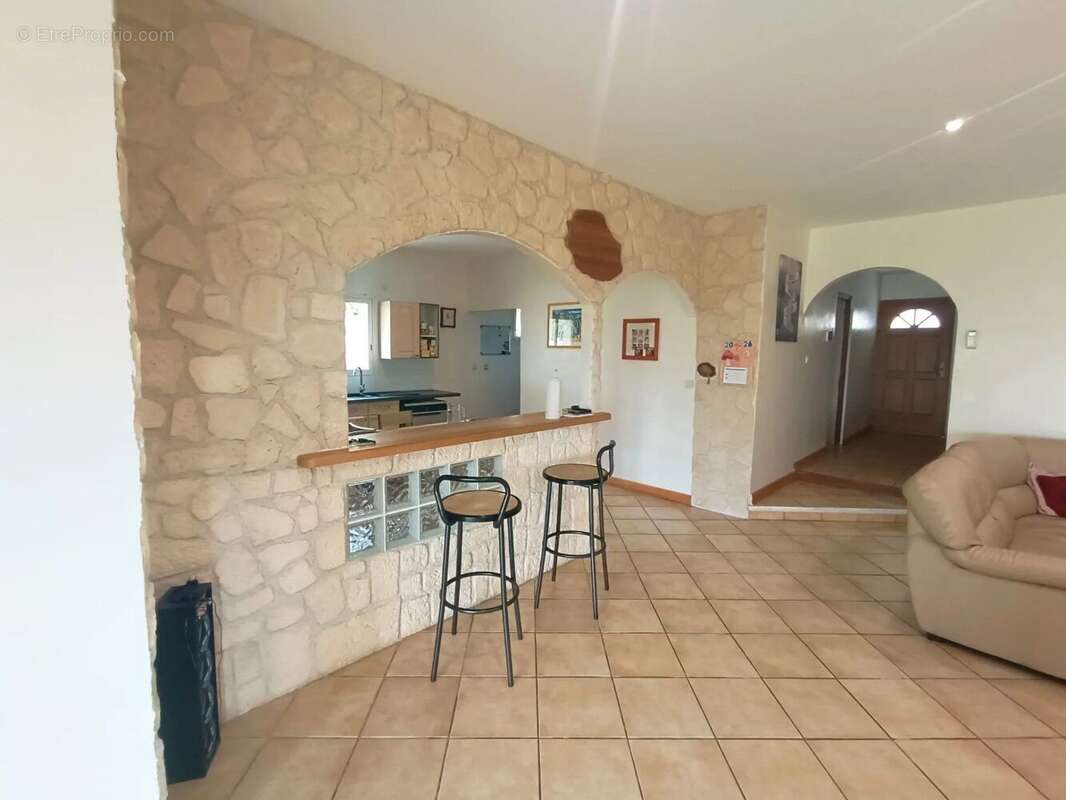 Maison à SAINT-HILAIRE-DE-LUSIGNAN