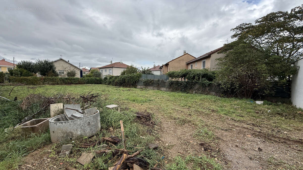 Terrain à DECINES-CHARPIEU