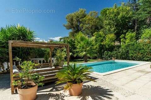 Maison à LA ROQUETTE-SUR-SIAGNE