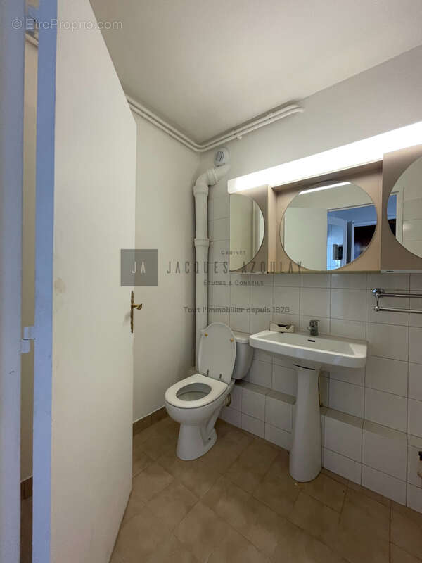 Studio - 32 m2 - Avec cave et emplacement de parking - photo 4