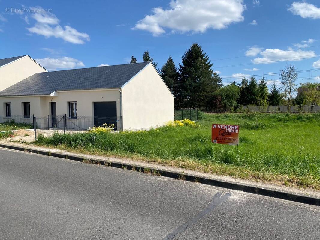 Terrain à LA CHAPELLE-SAINT-MESMIN