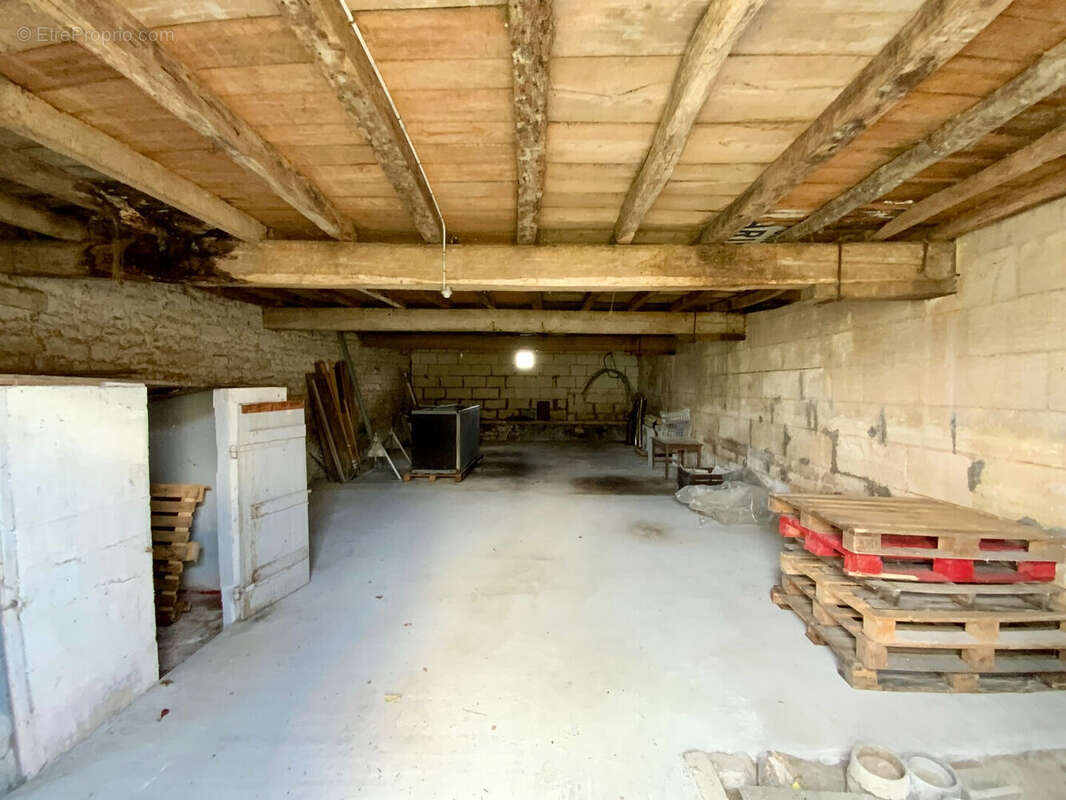 Parking à SAINT-GENIS-DE-SAINTONGE