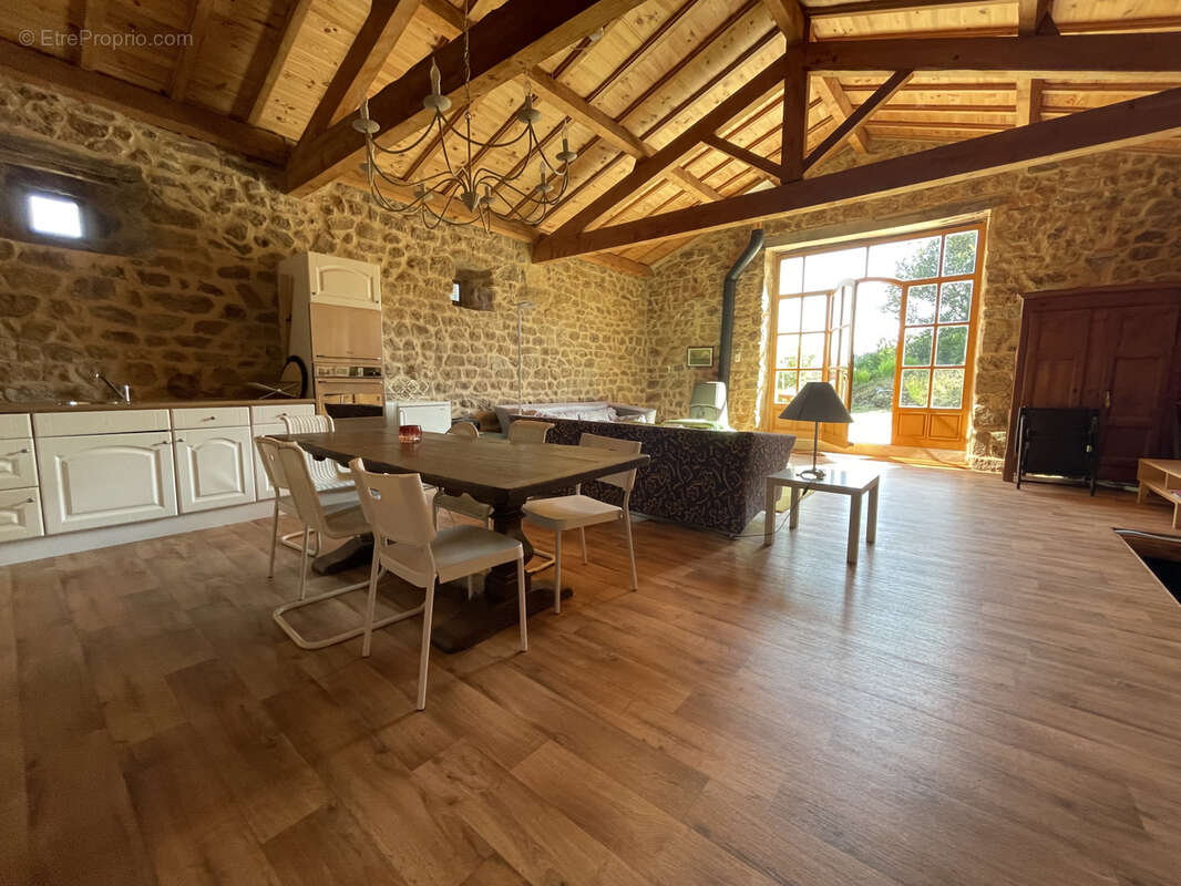 Bâtisse en pierre avec 4.1ha 326 m2 - photo 6