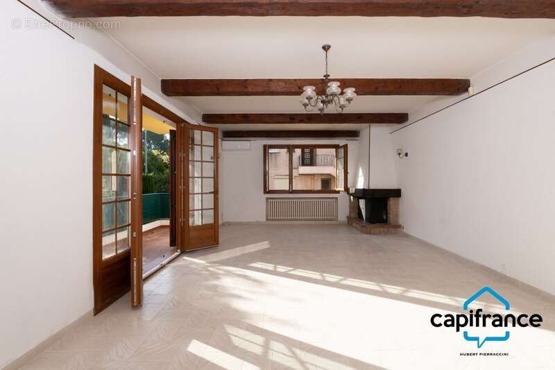 Sanary Port à pied/  Appartement en RDC de 114 m2,  S/Sol de 187 m2  et terrain 318 m2 /garage. 10mn du port - photo 5