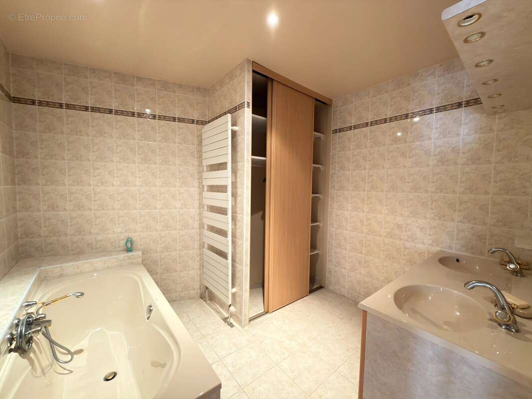 Charmante maison en bord de rivière avec dépendance aménageable, atelier et vue imprenable - photo 11