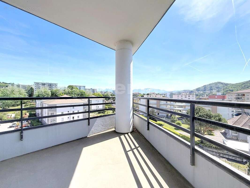 Appartement_T4_Annemasse_transformé_en_T3_Proche_Genève_Ceva_tram_Suisse_investissement_hyper_centre_Séjour_balcon_vue_cuisine_chambre_1_chambre_2_chambre_3_terrasse_ - Appartement à ANNEMASSE