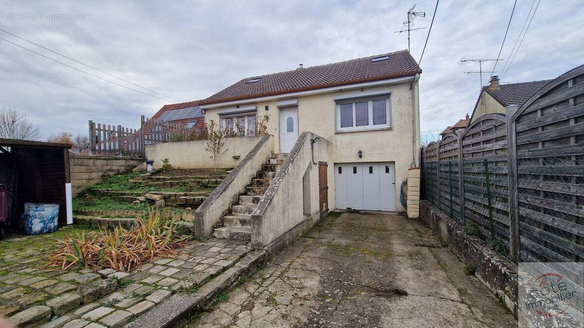 Maison à LES GRANGES-LE-ROI