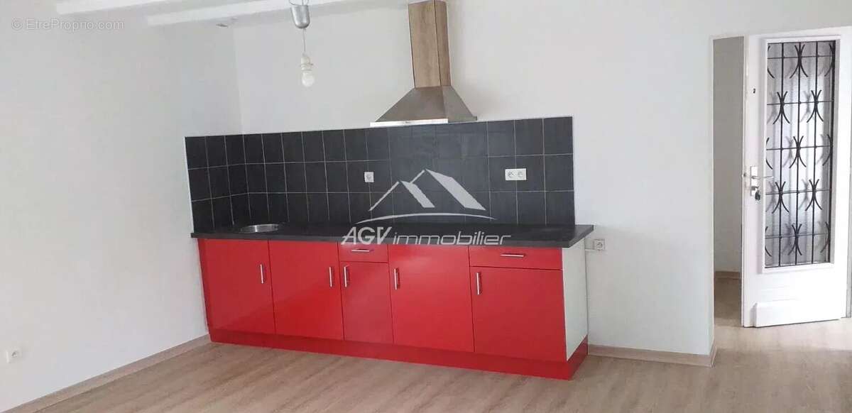 A Saint-Hilaire-De-Brethmas maison avec deux appartements, garage et jardin - photo 6