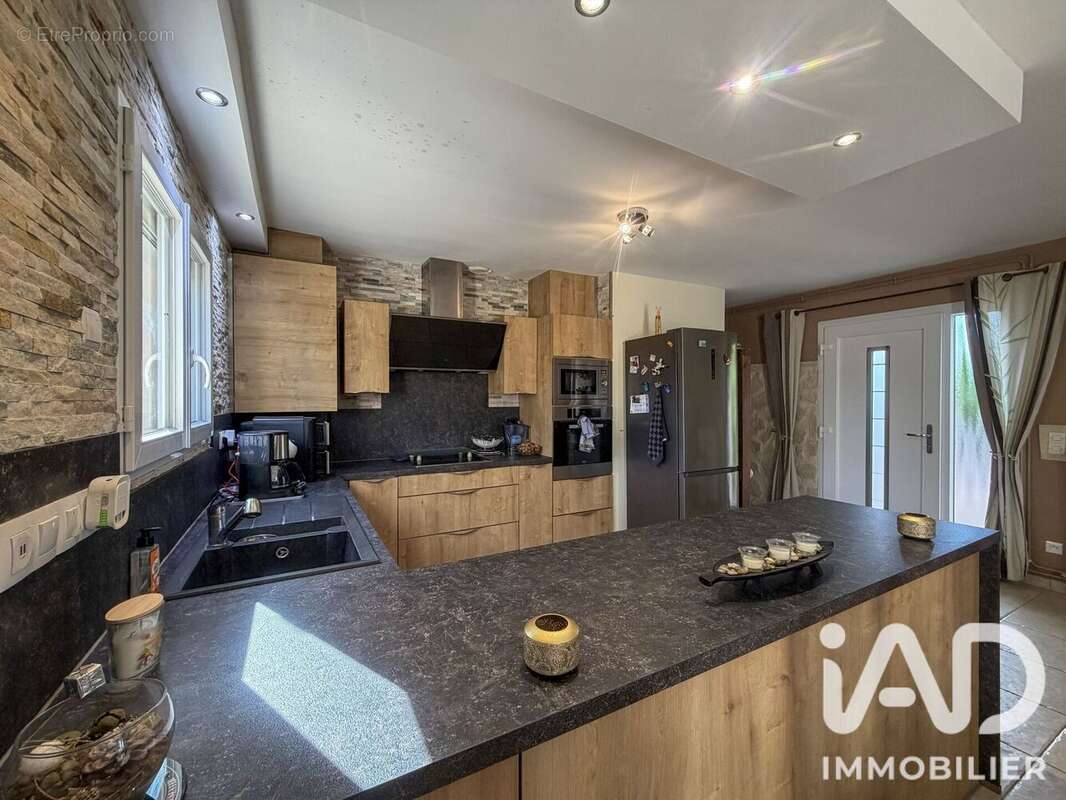 Maison 115 m² à Sainte-Colombe-La-Commanderie  - photo 2