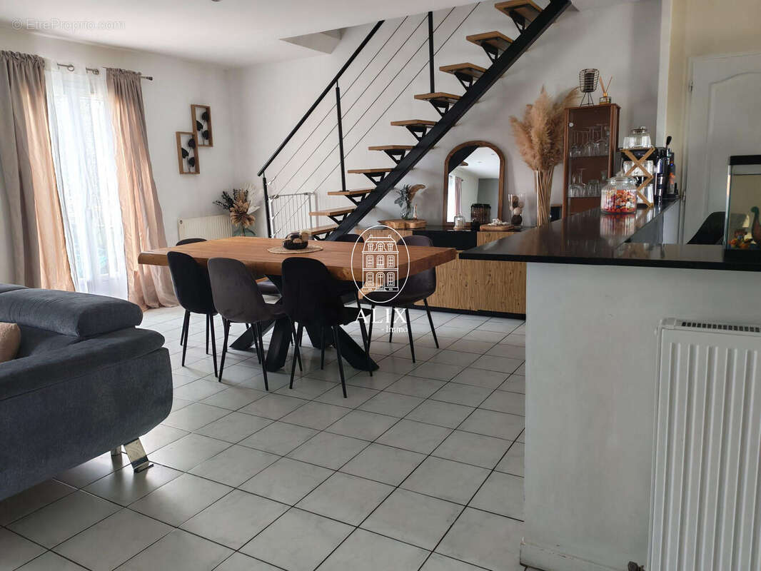 Maison à SAINT-DENIS-LES-PONTS