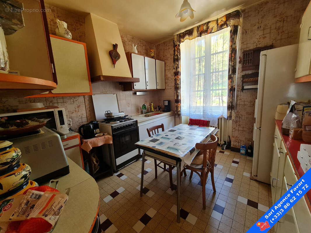 Maison à LAROCHE-SAINT-CYDROINE