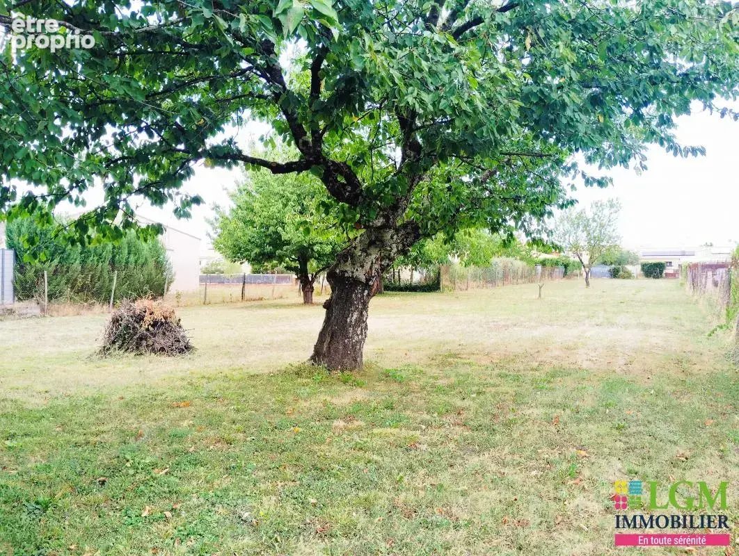 Lagrave centre (81), terrain constructible plat et clôturé de 1400 m² - photo 2