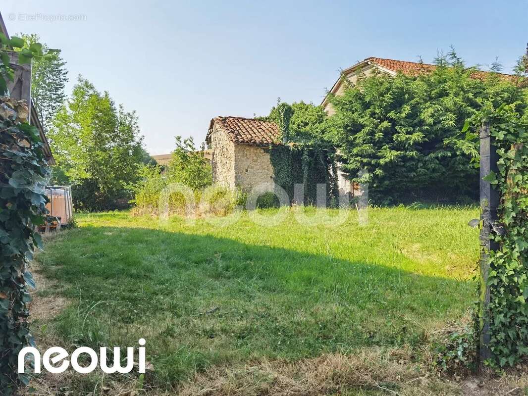 Terrain à SAINT-MAMET-LA-SALVETAT