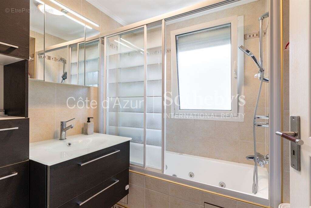 Appartement à SAINT-LAURENT-DU-VAR