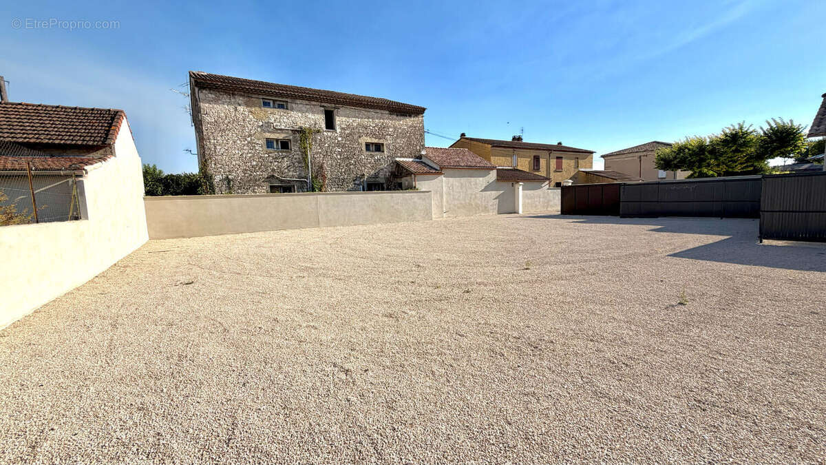 Terrain constructible de 606 m² clos par mur  avec 45% d'emprise au sol. - photo 4