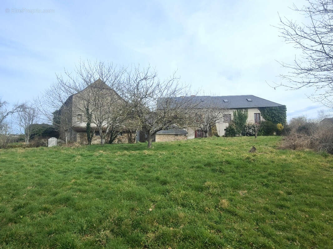 Corps de ferme a renover sur 2948m² - photo 3