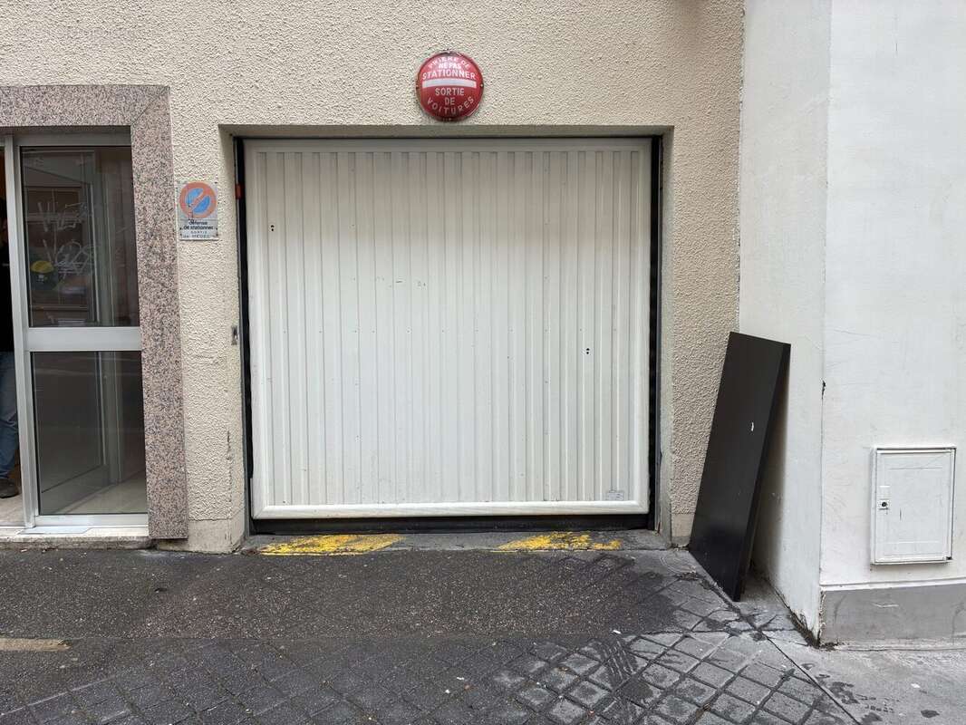 Parking à PARIS-11E