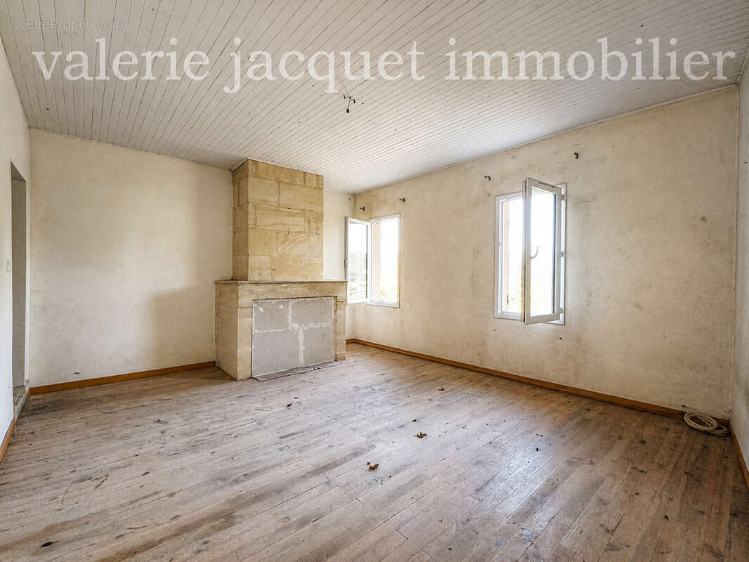 LUSSAC   Ensemble immobilier à rénover avec deux granges et fort potentiel d'évolution - photo 7