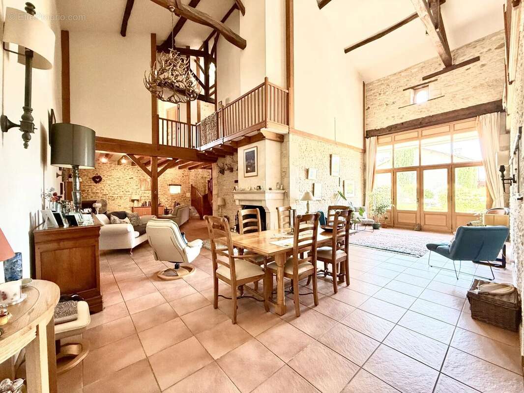 Magnifique grange rénovée de 4 chambres avec possibilité d'aménager un gîte de 2 chambres, piscine chauffée et dépendances – Sit - photo 3