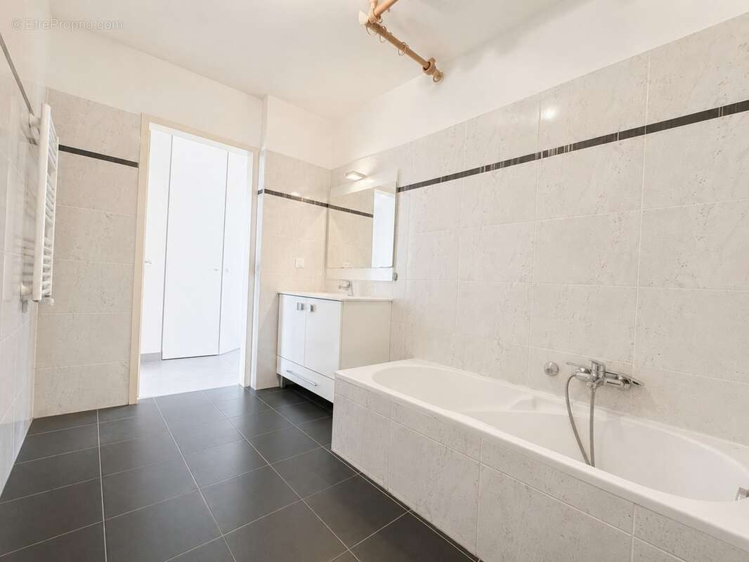 Grasse – Appartement T3 de 60 m² avec terrasse, garage et parking - photo 14