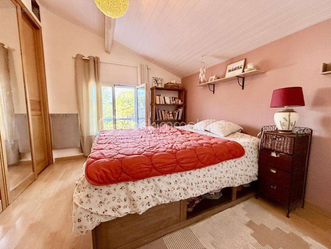 Maison à NIEUL-LES-SAINTES