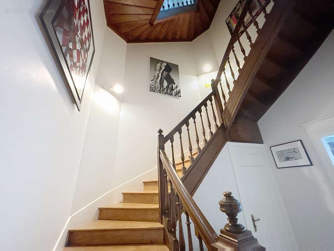 Maison à vendre 15 pièces, jardin et garages REIMS (51) - photo 2