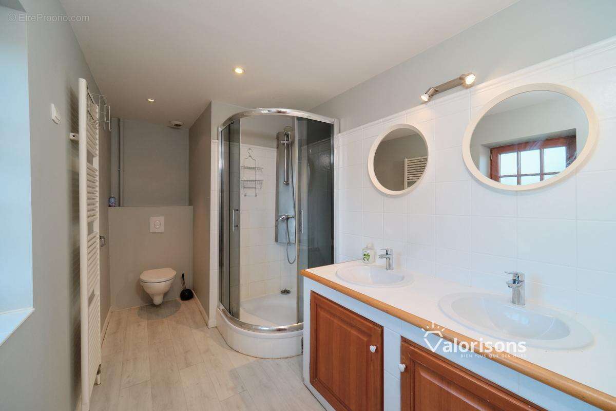 Maison 100 m² à Jons  - photo 16