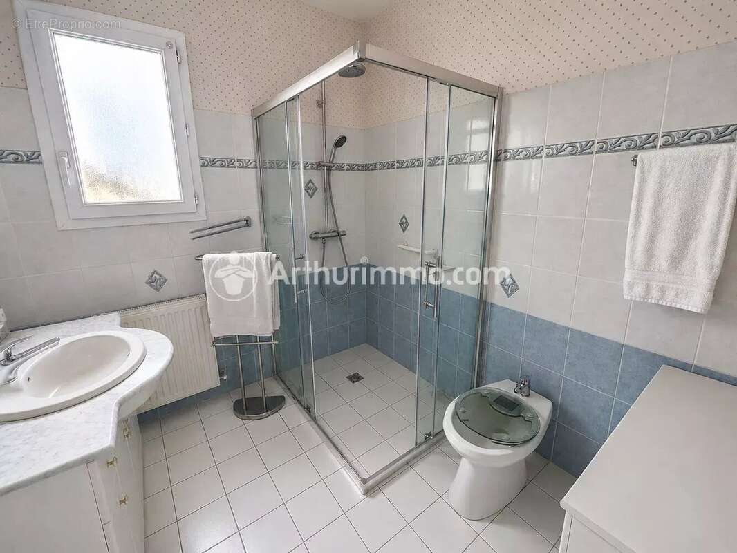 Maison de plain-pied – 2 chambres, terrain 700 m², garage, véranda - photo 10