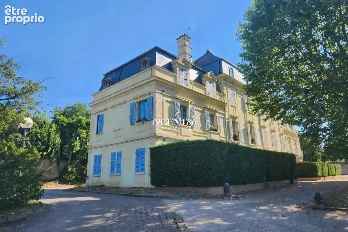Trevoux - au dernier etage d'un chateau, appartement renove avec cave - photo 10