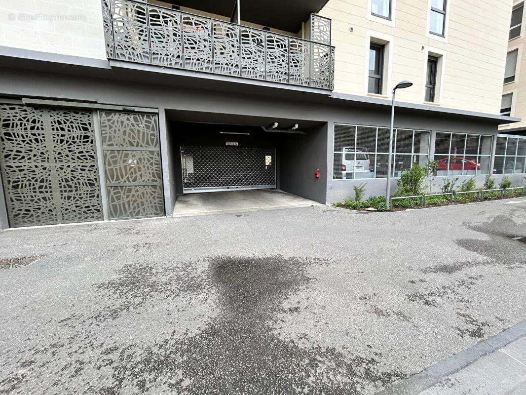1 PLACE DE PARKING - Bas Cenon - Près de ligne A et  à 50 mètres de l'arrêt SNCF de Cenon - photo 4