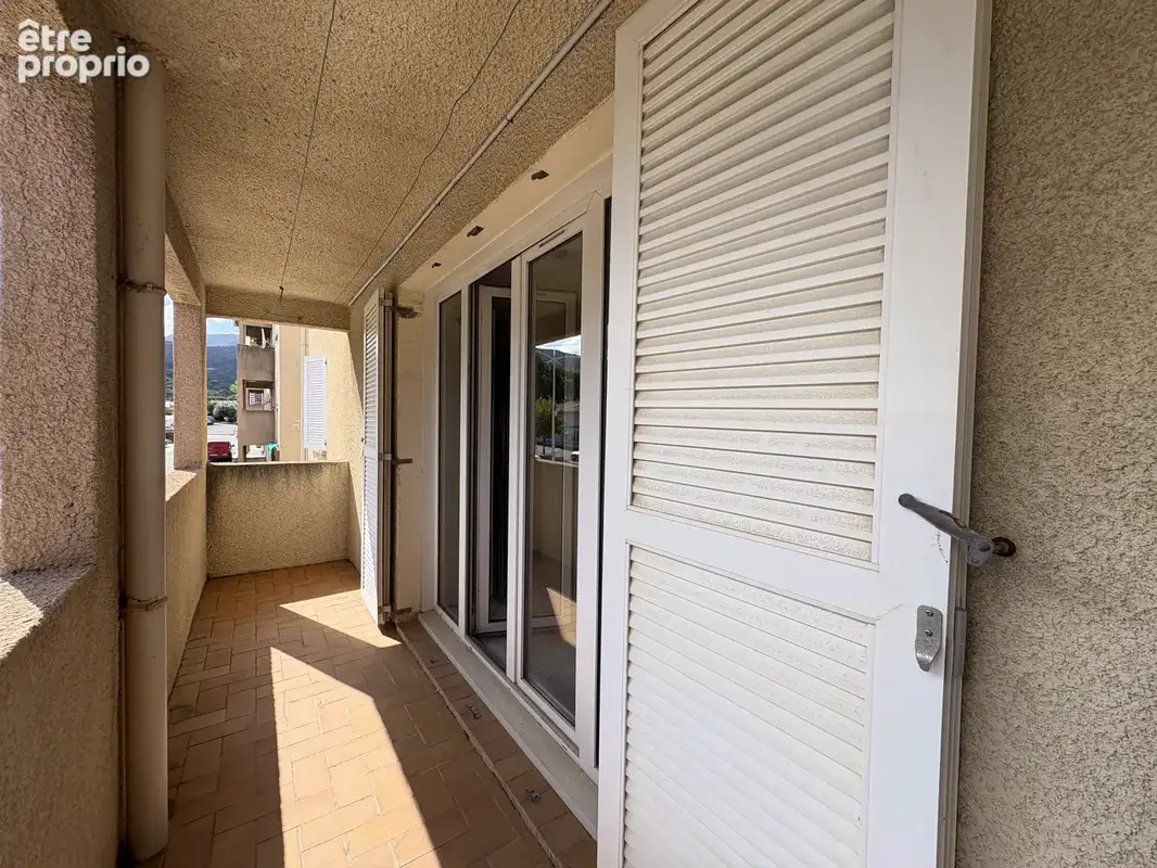 F2 refait à neuf avec terrasse et grenier privatif - photo 5