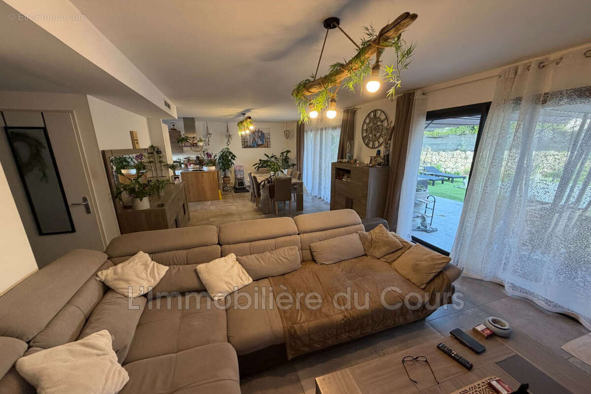 Maison à SAINT-MITRE-LES-REMPARTS