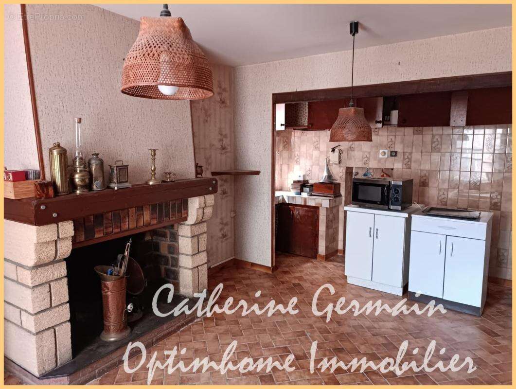 A Malves-en-Minervois, en exclusivité : maison de caractère de 140 m² avec cour, terrasse, dépendances et fort potentiel - photo 3