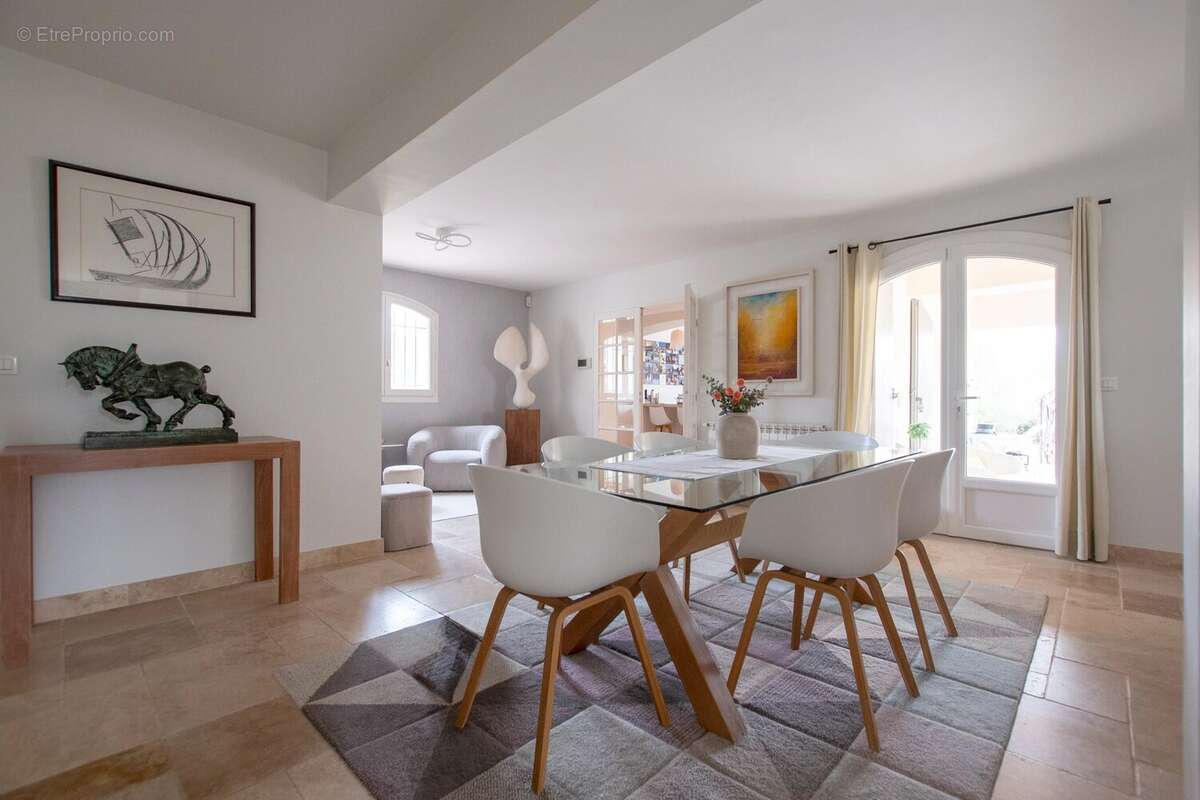 Maison à CHATEAUNEUF-GRASSE